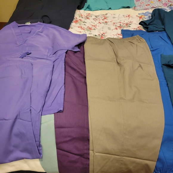 Scrubs a variety some mediums, large and xl - Picture 8 of 16